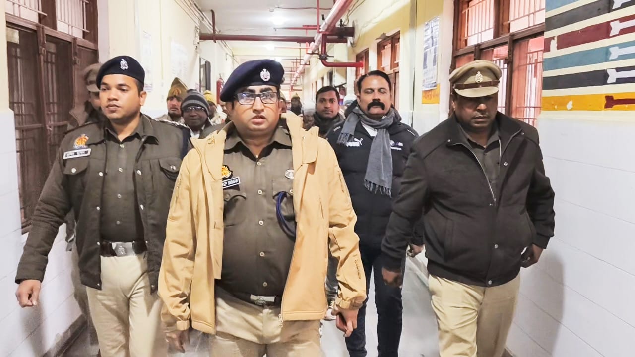 आपरेशन क्रैक डाउन” के तहत जनपदीय एसओजी,  थाना दुधारा तथा थाना धनघटा पुलिस द्वारा संयुक्तरुप से कार्यवाही करते हुए पुलिस मुठभेड़ के दौरान 02 गौतस्करों को किया गया गिरफ्तार