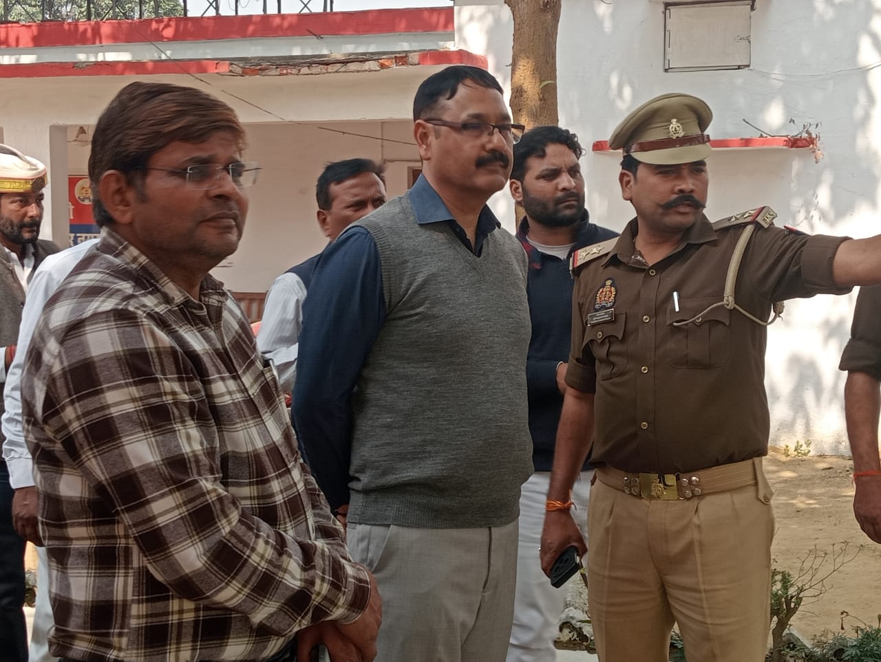 बूथों पर एसआईआर का हाल जानने के बाद महुली थाने का डीएम ने लिया जायजा