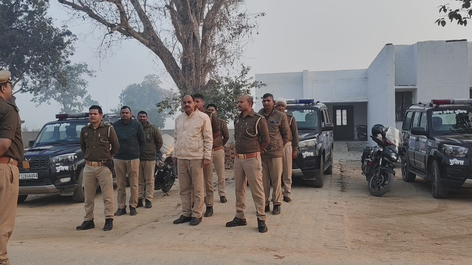 थाना महुली के समस्त PRV 112 वाहनों के कर्मचारियों के साथ की गई मीटिंग, कानून व्यवस्था में उनकी महत्वपूर्ण भूमिका  में योगदान पर की गई चर्चा