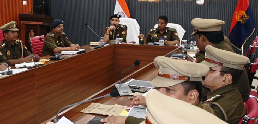 डीआईजी बस्ती द्वारा पुलिस लाइन सभागार सिद्धार्थनगर में की गयी अपराध समीक्षा गोष्ठी