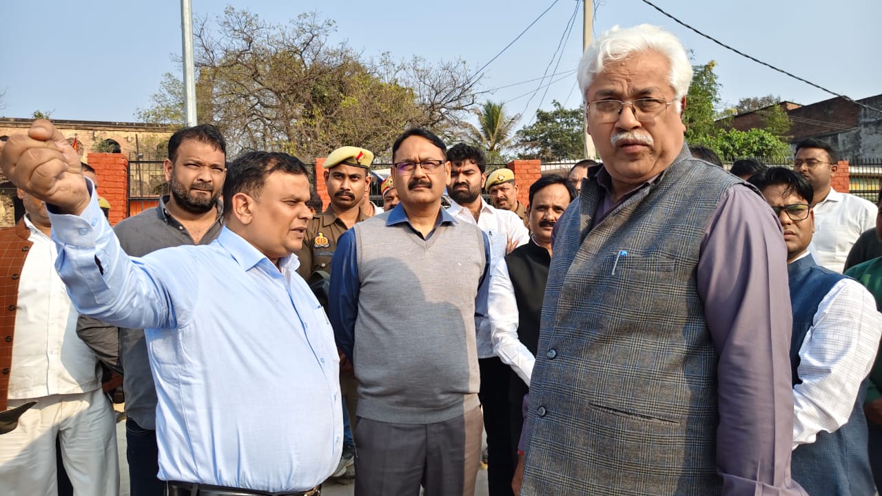 डीएम ने शहर के समय माता मंदिर स्थित पक्का पोखरा के सौंदर्यीकरण आदि से संबंधित निर्माण कार्यों का किया स्थलीय निरीक्षण, दिए आवश्यक दिशा-निर्देश