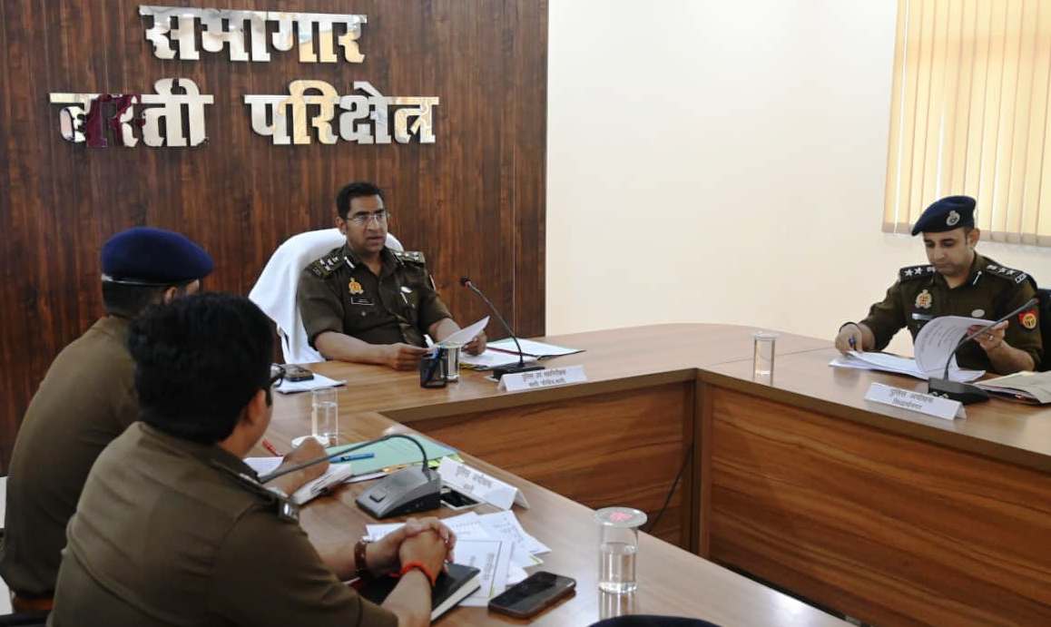 डीआईजी बस्ती द्वारा परिक्षेत्र के जनपदो के पुलिस अधीक्षकगण के साथ की गयी मासिक अपराध समीक्षा गोष्ठी।  सम्बन्धित को दिये गये आवश्यक दिशा-निर्देश