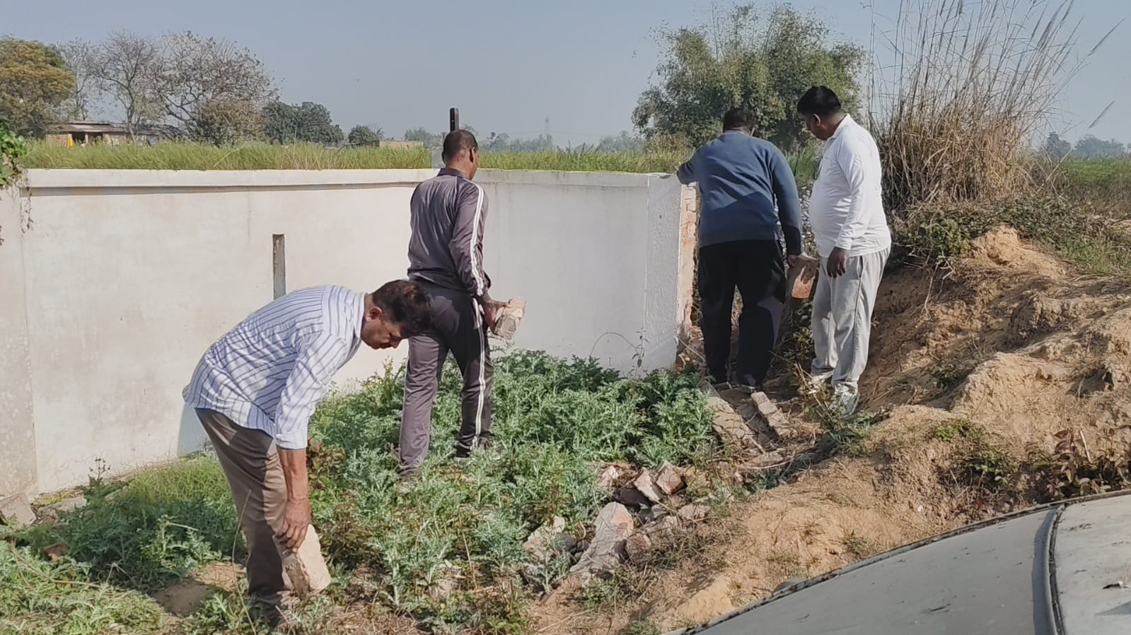 महुली,पुलिस ने उठाया झाड़ू करि थाना परिसर की सफाई