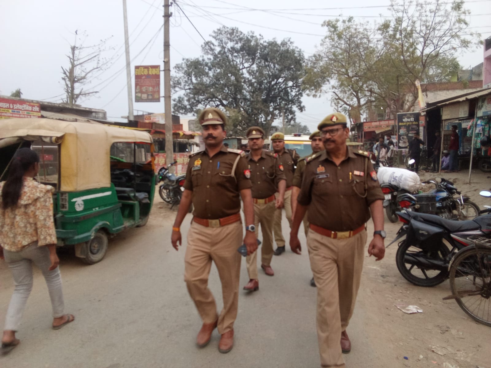 पुलिस अधीक्षक संतकबीरनगर के निर्देशन में थानाध्यक्ष महुली द्वारा थाना महुली क्षेत्र किया गया पैदल गश्त