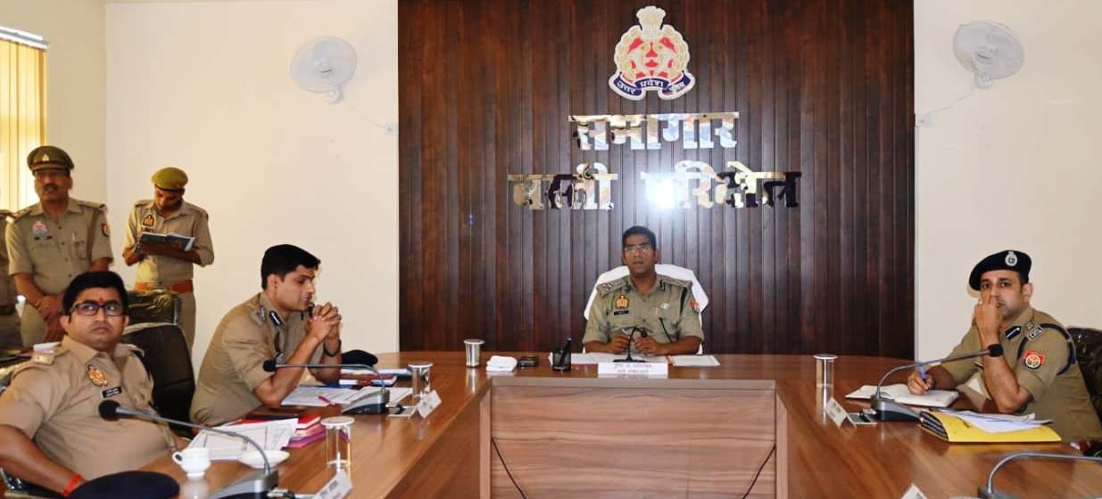 डीआईजी बस्ती द्वारा परिक्षेत्र के जनपदो के पुलिस अधीक्षकगण के साथ की गयी मासिक अपराध समीक्षा गोष्ठी