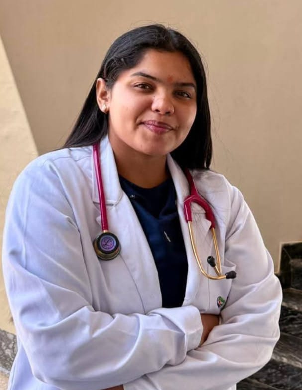 समाजसेवी डॉ उदय प्रताप चतुर्वेदी की पुत्री सरगम चतुर्वेदी बनी एमबीबीएस डॉक्टर