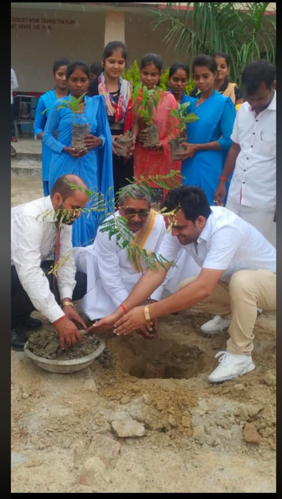 पृथ्वी की अनोखी धरोहर हैं वृक्ष, वृक्ष लगाए, पृथ्वी को बचाए- डॉ अमरेंद्र भूषण पाण्डेय, प्रबंध निदेशक के०एस० पाण्डेय पब्लिक एकेडमी