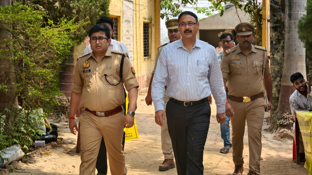 डीएम व एसपी द्वारा उत्तर प्रदेश होमगार्ड एनरोलमेंट – 2025 की लिखित परीक्षा को सकुशल सम्पन्न कराने के दृष्टिगत विभिन्न परीक्षा केन्द्रों का किया गया निरीक्षण, दिये गये आवश्यक  दिशा निर्देश।