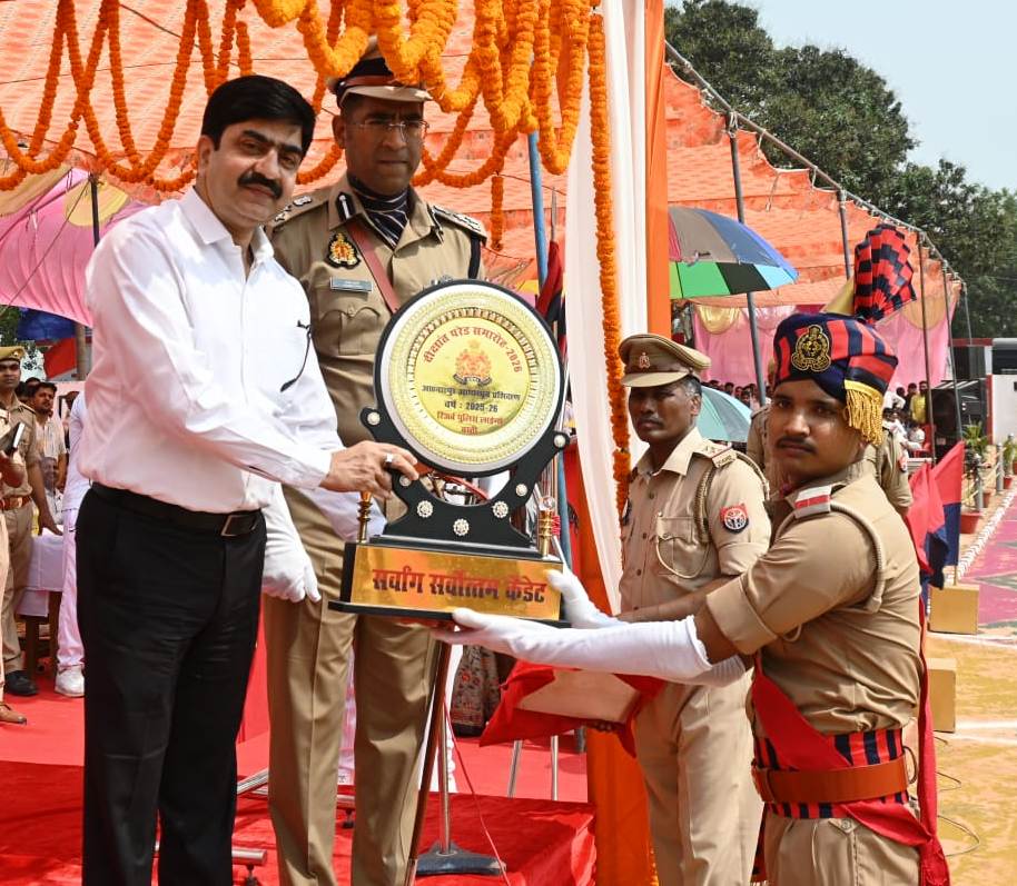 मण्डलायुक्त व डीआईजी बस्ती द्वारा पुलिस लाइन बस्ती में आयोजित रिक्रूट आरक्षी दीक्षांत परेड समारोह में मुख्य अतिथि के रूप में सलामी ग्रहण कर नवनियुक्त आरक्षियों को दिलायी कर्तव्यनिष्ठा की शपथ