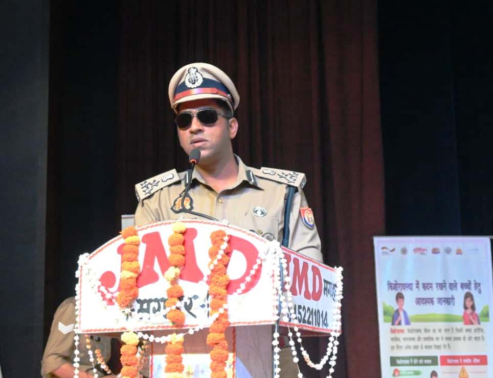 डीआईजी बस्ती द्वारा मगहर प्रेक्षागृह में यूनिसेफ द्वारा आयोजित बहू-बेटी सम्मेलन के तहत आयोजित कार्यशाला मे किया प्रतिभाग