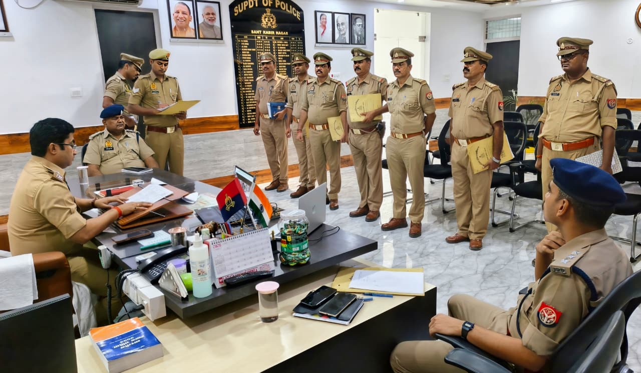 पुलिस अधीक्षक संतकबीरनगर द्वारा थाना कोतवाली खलीलाबाद, दुधारा, धनघटा, मेहदावल, बखिरा व बेलहरकला के विवेचकों के साथ महिला अपराध संबंधित लंबित विवेचनाओं के संबंध में की गयी समीक्षा, दिए गए आवश्यक दिशा-निर्देश