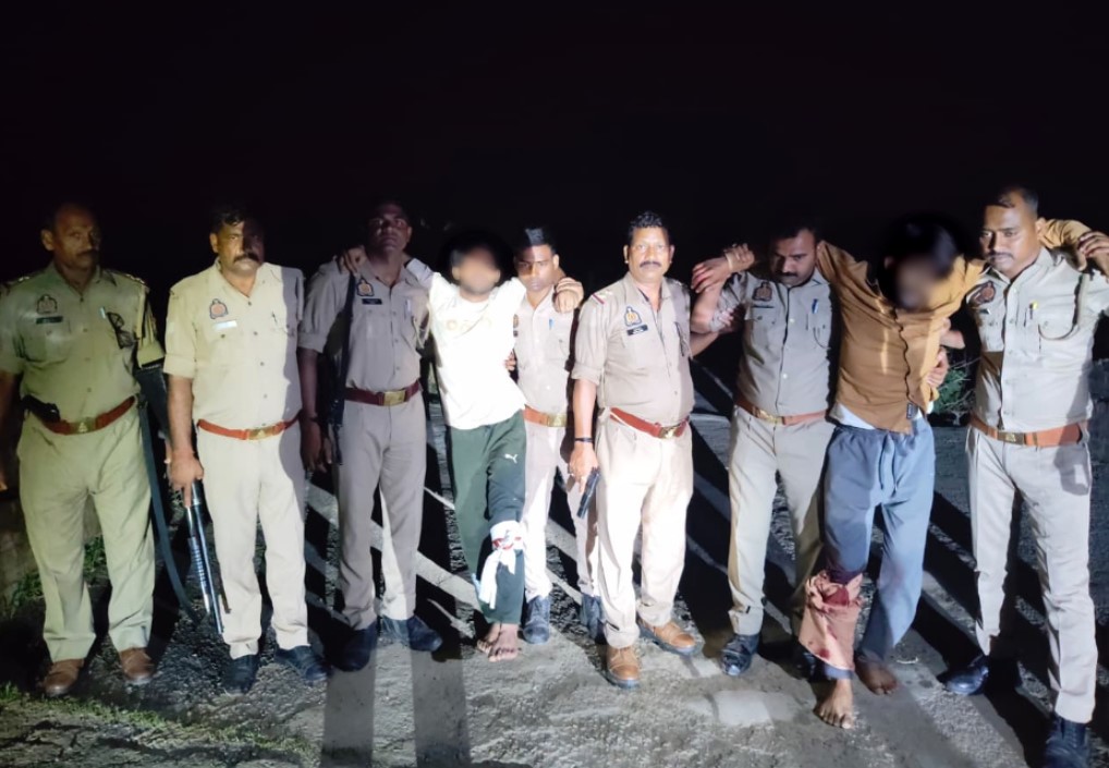 आपरेशन क्रैक डाउन अभियान के तहत संतकबीरनगर पुलिस द्वारा नाबालिग के साथ दुष्कर्म कर हत्या करने व साक्ष्य मिटाने के मामले से सम्बन्धित 02 अभियुक्तों को किया गया गिरफ्तार
