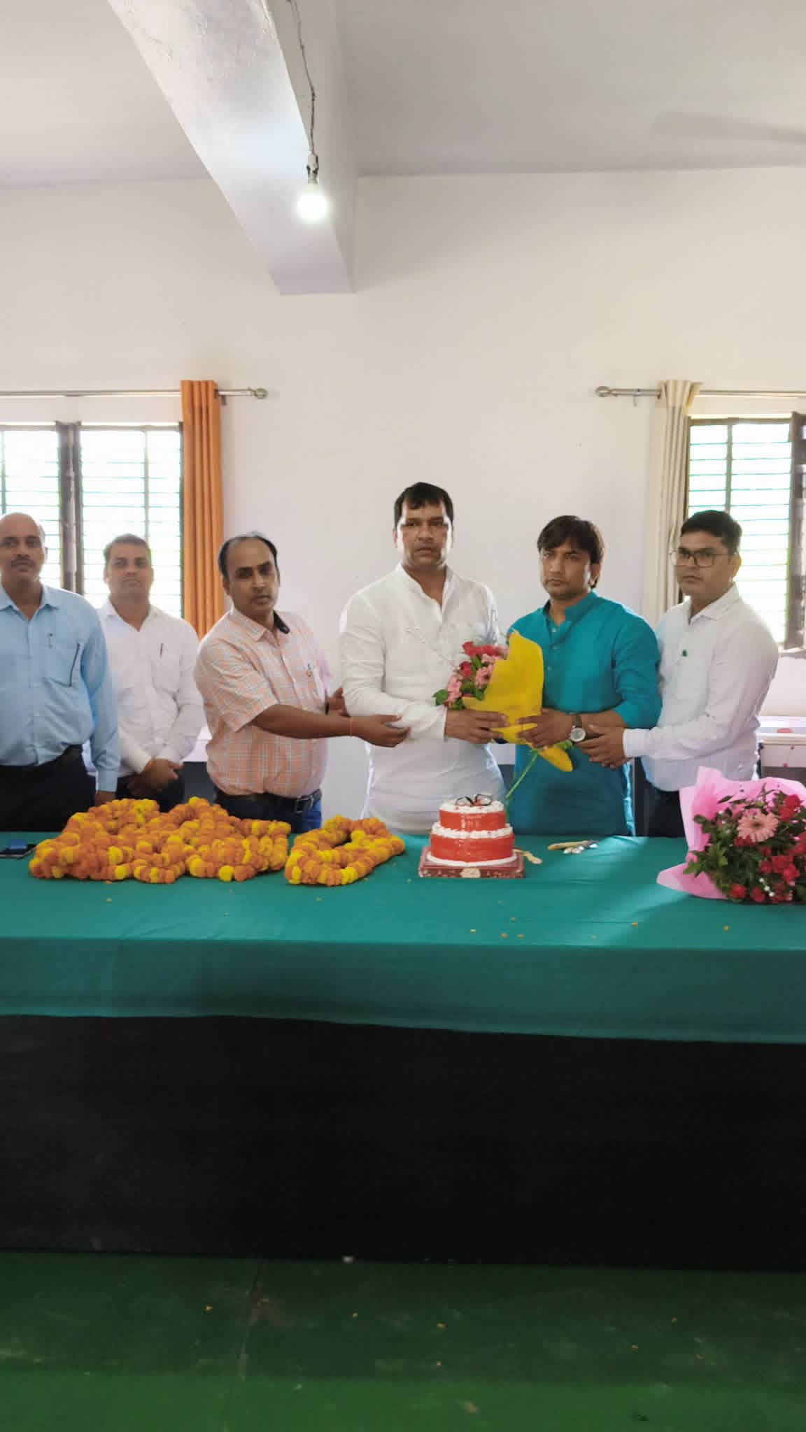एसआर परिवार ने अपने डायरेक्टर राकेश चर्तुवेदी का केक काट कर धूमधाम से मनाया जन्मदिन