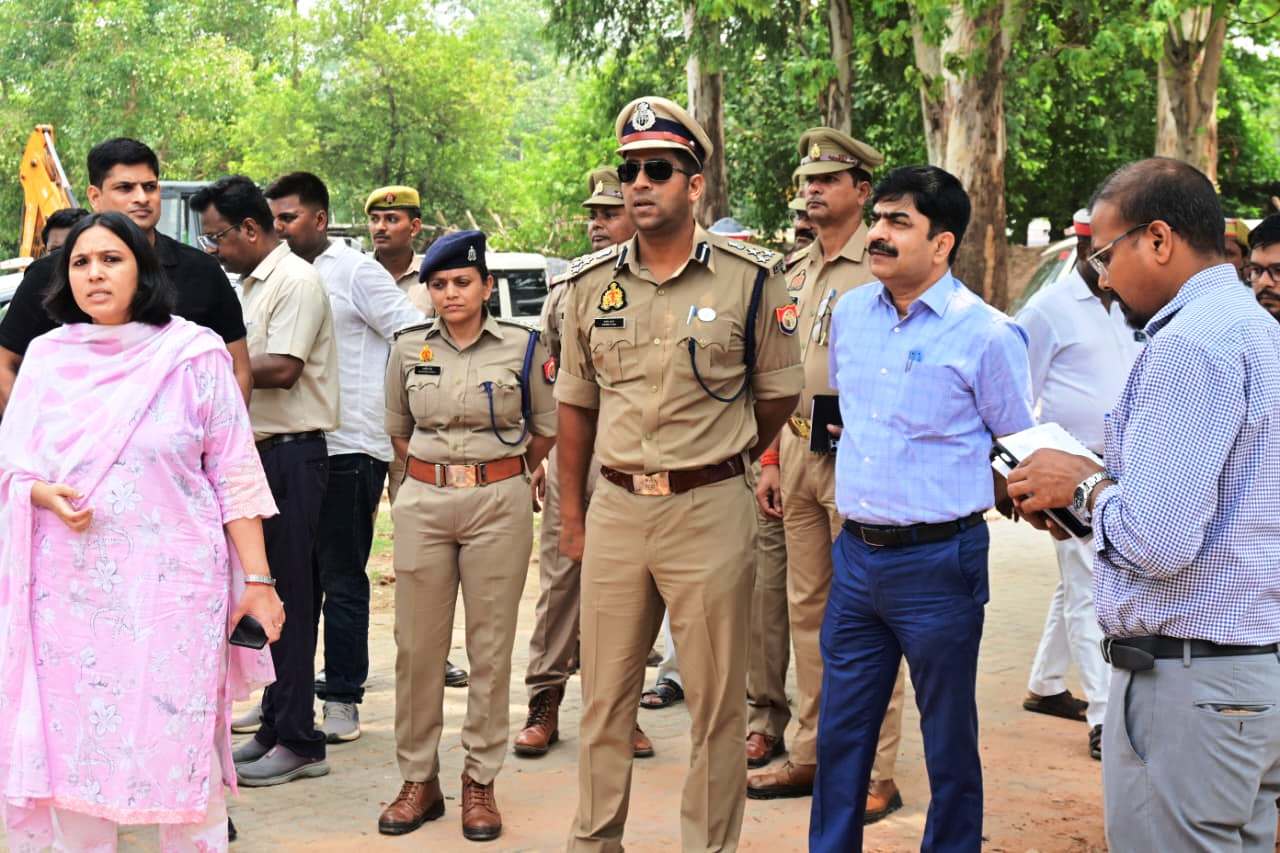 मुख्यमंत्री उ0प्र0 के बस्ती मे थाना हर्रैया अंतर्गत प्रस्तावित आगमन के दृष्टिगत मंडलायुक्त व डीआईजी बस्ती द्वारा हेलीपैड व कार्यक्रम स्थल का किया निरीक्षण।
