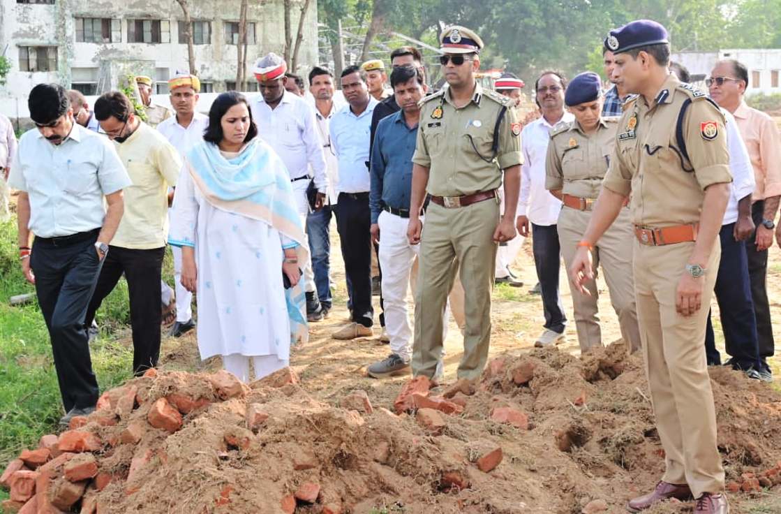 मुख्यमंत्री उ0प्र0 के बस्ती मे थाना हर्रैया अंतर्गत प्रस्तावित आगमन के दृष्टिगत मंडलायुक्त  बस्ती व डीआईजी बस्ती द्वारा हेलीपैड व कार्यक्रम स्थल का किया गया निरीक्षण