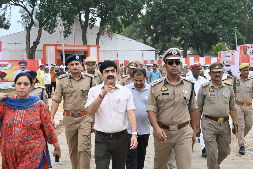 मुख्यमंत्री उ0प्र0 के बस्ती मे थाना हर्रैया अंतर्गत प्रस्तावित आगमन के दृष्टिगत मंडलायुक्त व डीआईजी बस्ती द्वारा हेलीपैड व कार्यक्रम स्थल का किया निरीक्षण