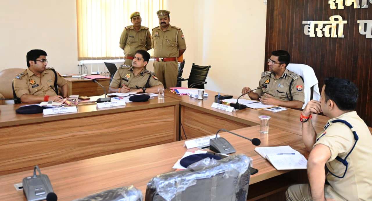 डीआईजी बस्ती द्वारा परिक्षेत्र के जनपदो के पुलिस अधीक्षकगण के साथ की गयी मासिक अपराध समीक्षा गोष्ठी। सम्बन्धित को दिये आवश्यक दिशा-निर्देश
