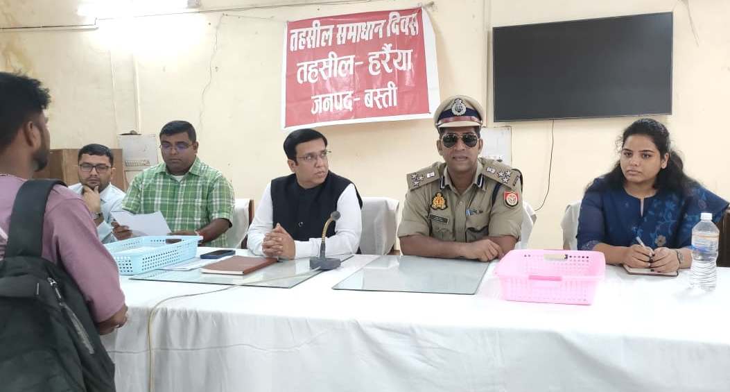 मण्डलायुक्त व डी0आई0जी0 बस्ती द्वारा तहसील समाधान दिवस पर तहसील हरैया पर की गयी जनसुनवायी। निस्तारण हेतु संबंधित को दिए आवश्यक दिशा- निर्देश