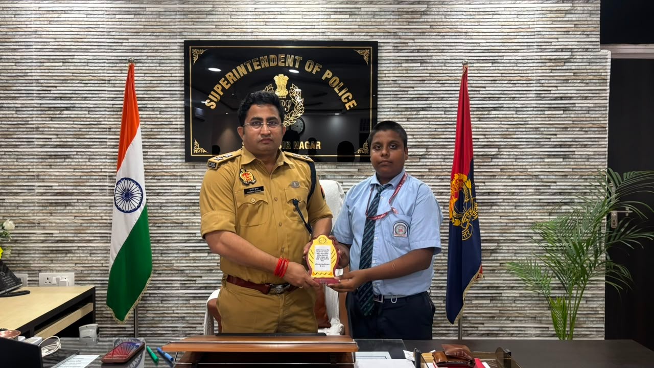 सूर्या इंटरनेशनल स्कूल के विद्यार्थी अंश यादव ने पुलिस अधीक्षक संतकबीरनगर को प्रतीक चिन्ह भेंट कर किया सम्मानित