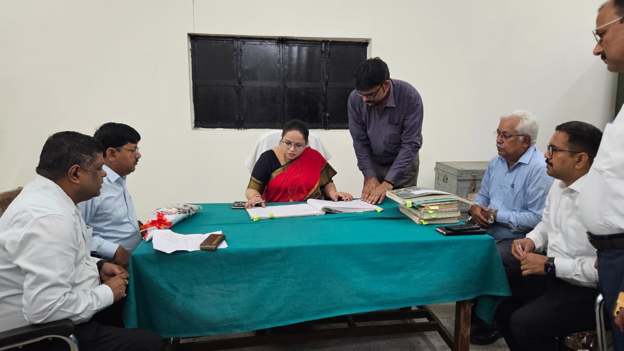 नवागत जिलाधिकारी श्रीमती अनुज मलिक ने जिलाधिकारी संत कबीर नगर के पद पर किया कार्यभार ग्रहण